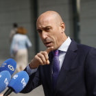 Rubiales va atendre els mitjans al sortir de l’Audiència Nacional.