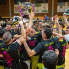 Els jugadors del Futsal Lleida celebren l’ascens de categoria amb la copa de campions.