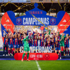 Sandra Paños, que aquest any deixa el Barça, va ser l’encarregada d’aixecar la Copa de la Reina guanyada ahir a Saragossa.