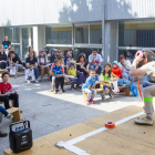 El duo Hands Down Circus va actuar al migdia al pati de l’Escola Santa Maria de Gardeny.