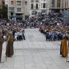 Ambaixades ahir entre les tropes mores i cristianes en una plaça Sant Joan a vessar de públic.