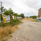 Múltiples pancartes ■ Aquest tram del carrer, a l’altura del número 82, va aparèixer ahir ple de cartells i pancartes exigint mesures de seguretat i instant l’ajuntament i l’alcalde a aplicar-les com més aviat millor.