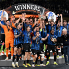 Els jugadors de l’Atalanta celebren el seu primer títol europeu.