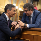 Pedro Sánchez saluda el portaveu del PSOE, Patxi López, ahir a l’arribar al Congrés.