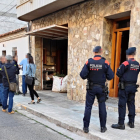 Agents dels Mossos d’Esquadra, ahir durant l’escorcoll al domicili al carrer Antoni Agustí.