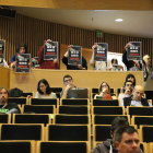 Diversos estudiants havien acudit amb cartells, però el claustre no va arribar a celebrar-se.