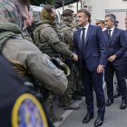 Macron va anar a la comissaria central de policia a Numea durant la seua visita a Nova Caledònia.