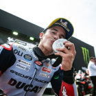 Marc Márquez besa la medalla de segon classificat en l’esprint.