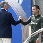 El vicepresident Rafa Yuste, principal valedor de Xavi, va anar a saludar-lo ahir a l’entrenament.