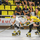 Victòria Porta, que va tenir el dia de cara a porteria, intenta superar dos jugadores del Palau.