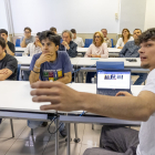 Els alumnes van fer una demostració de com funcionen el web i l’app a la llar de jubilats de Bonaire.