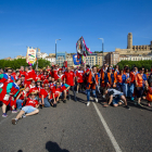 Algunes de les penyes de l’Aplec del Caragol, posant al pont Vell al final de la cercavila, just abans de tornar al recinte de la festa als Camps Elisis.