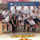 La plantilla del CB Balaguer, diumenge celebrant l’ascens a Copa.