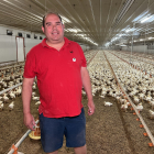 Néstor Serra en una de les seues granges de producció de pollastres a la comarca del Segrià.