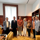 Els edils d’Alfarràs, amb els diputats de Lleida al Congrés.