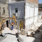 Un grup d’operaris ultimava ahir la demolició de la casa de Magraners que va col·lapsar el 8 de maig.