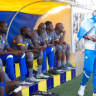 Cheikh Gueye, dempeus, veient les evolucions del seu equip durant un partit.