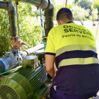 Un operari municipal treballa amb una de les bombes avariades.