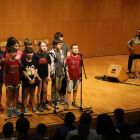 Una de les actuacions de la ‘Corrandescola Ponent’, acompanyada pel grup Lauzeta Folk.