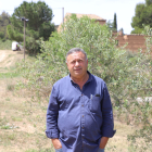 Josep Ortiz a la finca en la qual treballa i on ha instal·lat un sistema de megafonia amb altaveus per a les oliveres.