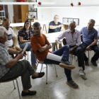 L’alcaldessa de Balaguer, Lorena González, en l’assemblea de regants ahir a Menàrguens.