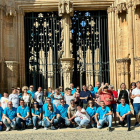 Foto de família dels voluntaris de CaixaBank i els usuaris de la Fundació Aspamis.