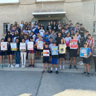 Els alumnes del col·legi El Carme, amb els cartells que han dissenyat, ahir abans de començar a penjar-los per la Bordeta.