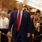 Donald Trump arriba a una conferència de premsa a la Torre Trump el dia després de la seua condemna.