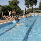 Joves banyistes ahir en la jornada inaugural de les piscines municipals de les Borges.