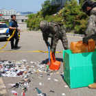 Militars sud-coreans recullen les escombraries d’un dels globus.