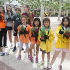 Nens del Cau amb plantes aromàtiques que van plantar a l’entorn de la plaça del Carme.