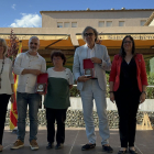 Tatxo Benet i membres d’Obra Cultural Balear, amb l’alcaldessa i la regidora de Cultura de Balaguer.