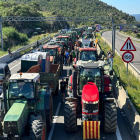 Una llarga columna de tractors tallant ahir l’AP-7 a la frontera amb França a la Jonquera.