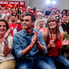 Sánchez i la seua dona, Begoña Gómez, en un acte de campanya del PSOE de les passades generals.