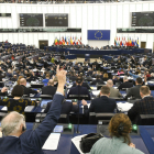 Els eurodiputats voten una moció en un ple de l’Eurocambra a Estrasburg al febrer.
