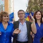La candidata del PP a les europees, Dolors Montserrat, ahir amb Feijóo i Isabel Díaz Ayuso a Madrid.
