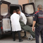 Els treballadors de la funerària s’emporten el cadàver de la dona assassinada a Tarragona.