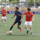 Youssef, que va inaugurar el marcador per a l’Atlètic Lleida, porta la pilota perseguit per un rival.