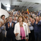 Dolors Montserrat, al costat del líder del PP, Alberto Núñez Feijóo, celebren els resultats obtinguts.