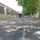 L’estat actual del paviment de l’aparcament posterior del CAP de Balàfia, tancat des de fa un any.