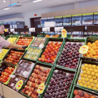 Zona de fruiteria d’un supermercat amb l’oferta de fruita de pinyol d’estiu.