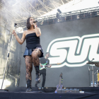 La cantant barcelonina Suu, amb un look molt rocker, va encendre el Magnífic Fest a la tarda.