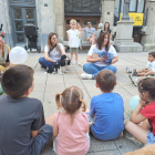 Els més petits van escoltar un conte sobre l’acollida familiar ahir a la plaça Sant Francesc.