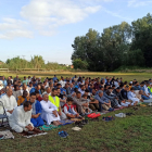 Membres de la comunitat musulmana van pregar a la Mitjana a primera hora del matí.
