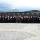 Fotografia de família dels presidents i caps d’Estat dels 101 països i organitzacions que van participar en la cimera de pau per a Ucraïna celebrada a Suïssa.