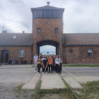 Els alumnes i les dos professores al camp de concentració d’Auschwitz-Birkenau.