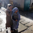 Dos dones afganeses caminen per Kabul.