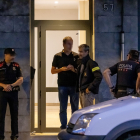 Mossos d’esquadra ahir al bloc de pisos d’Alcarràs on van ocórrer els fets.