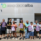 Voluntaris de l’Associació Alba de Tàrrega amb el cartell del festival Sardines & Marinada.