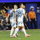 Lautaro Martínez felicita Messi després d’anotar el segon gol.